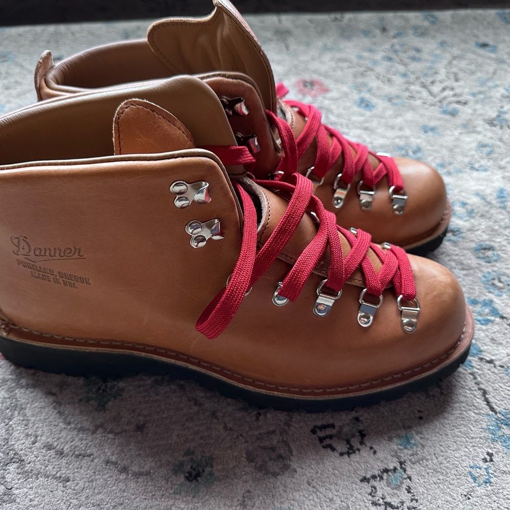 Never worn Danner Mountain Light Cascade - Made in USA - Vibram sole